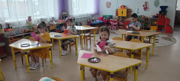 Дети вырезают ладошки из бумаги Дети вырезают ладошки из бумаги.