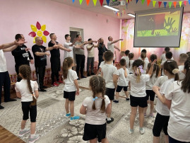 Танец Повторяй за мной Танец Повторяй за мной.