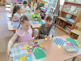 Дети сидят за партами и верезают стебли одуванчика Дети сидят за партами и верезают стебли одуванчика.