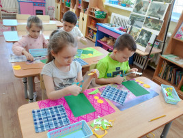 Дети за партами верезают ножницами одуванчик Дети за партами верезают ножницами одуванчик.