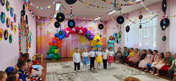Малыши поздравляют Малыши поздравляют .