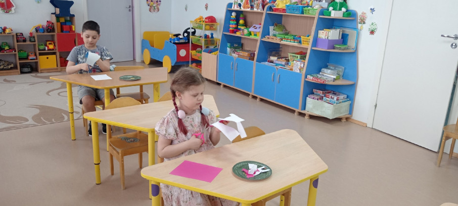Дети вырезают ладошки из бумаги Дети вырезают ладошки из бумаги.